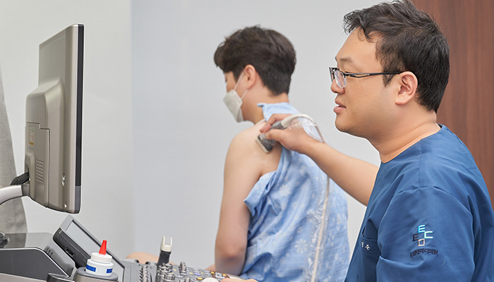 윤정준 대표원장이 진료를 보는 사진